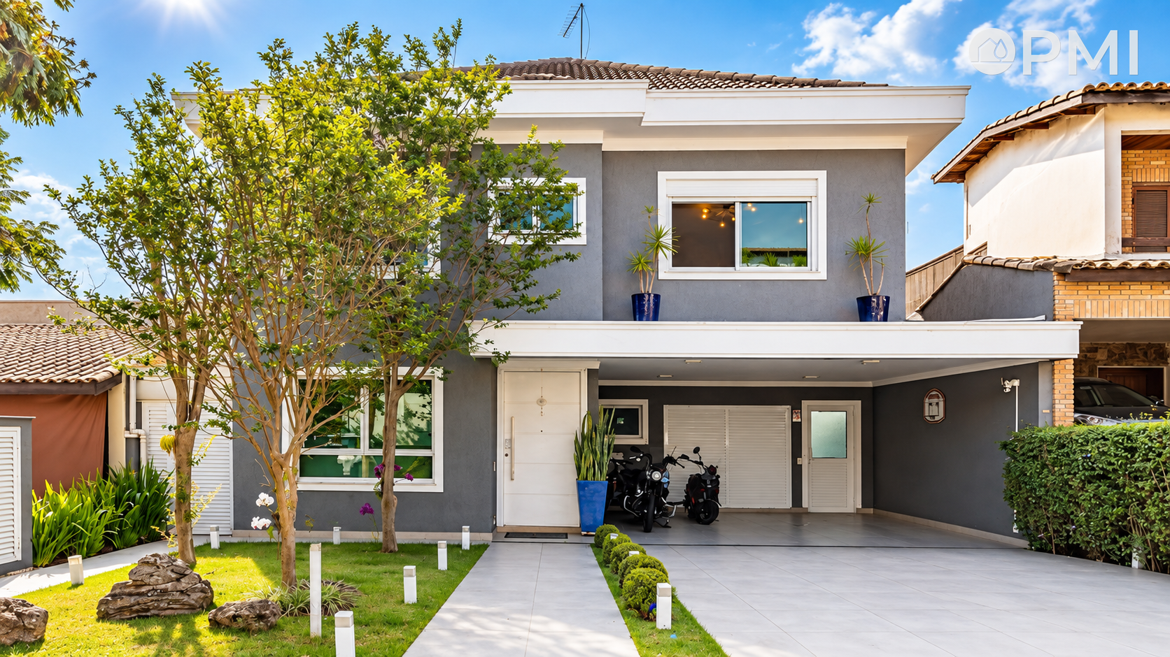 Casa de 350m² com 4 suítes e piscina aquecida no Alphaville 9